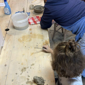 Cours céramique <small>Modelage + Tournage</small> - <strong>Intergénérationnel - Annuel</strong>